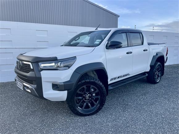 Toyota Hilux SR5 2.8LTR 6 SPEED AUTOMATIC HYBRID 4WD. 2024