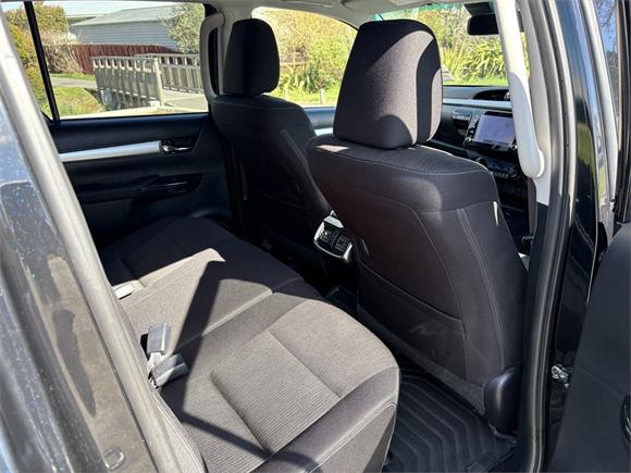 2023 Toyota Hilux SR5 2.8DT 6AT 4WD DCW/4D/5S