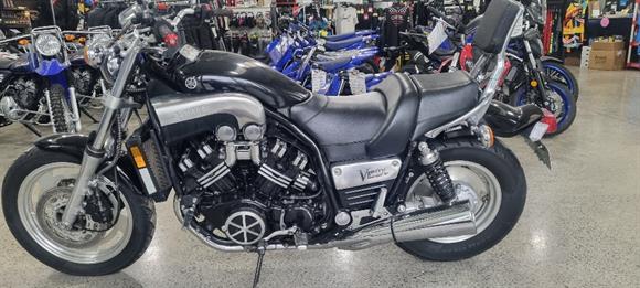 Yamaha V Max 2000